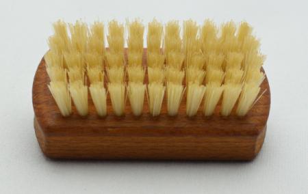 Reisehandwaschbürste und Nagelbürste Buchenholz mit Griffmulde. 1 und 5 Reihen helle Naturborsten. Bürstenfabrik Keller seit 1869.
